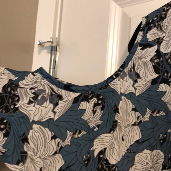 🍀4 for $25🍀 

Cold shoulder blouse - Picture 7 of 12